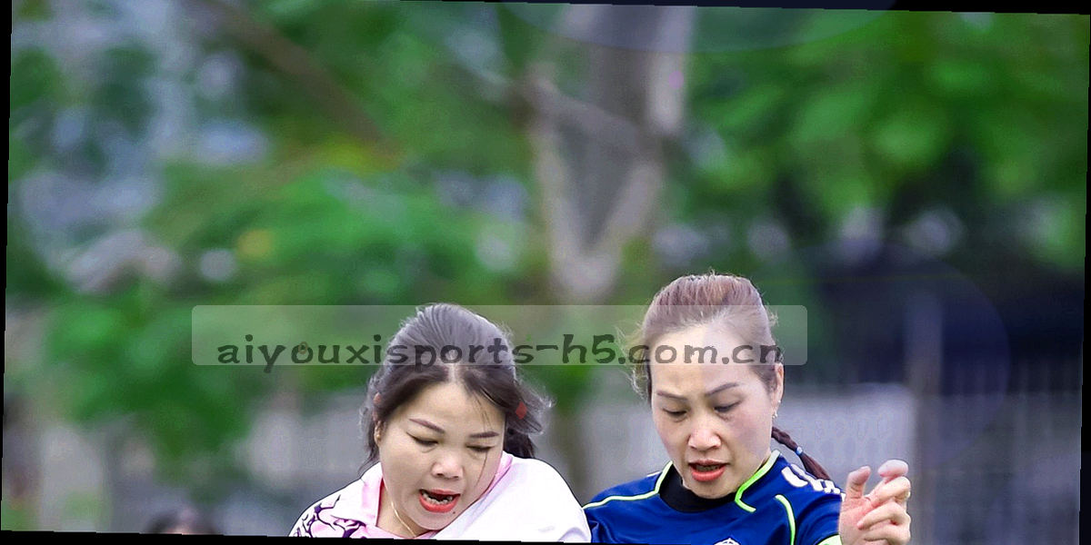 层叠的玻璃质感数据面板抽象纹理，深蓝色调中有少量光线透射